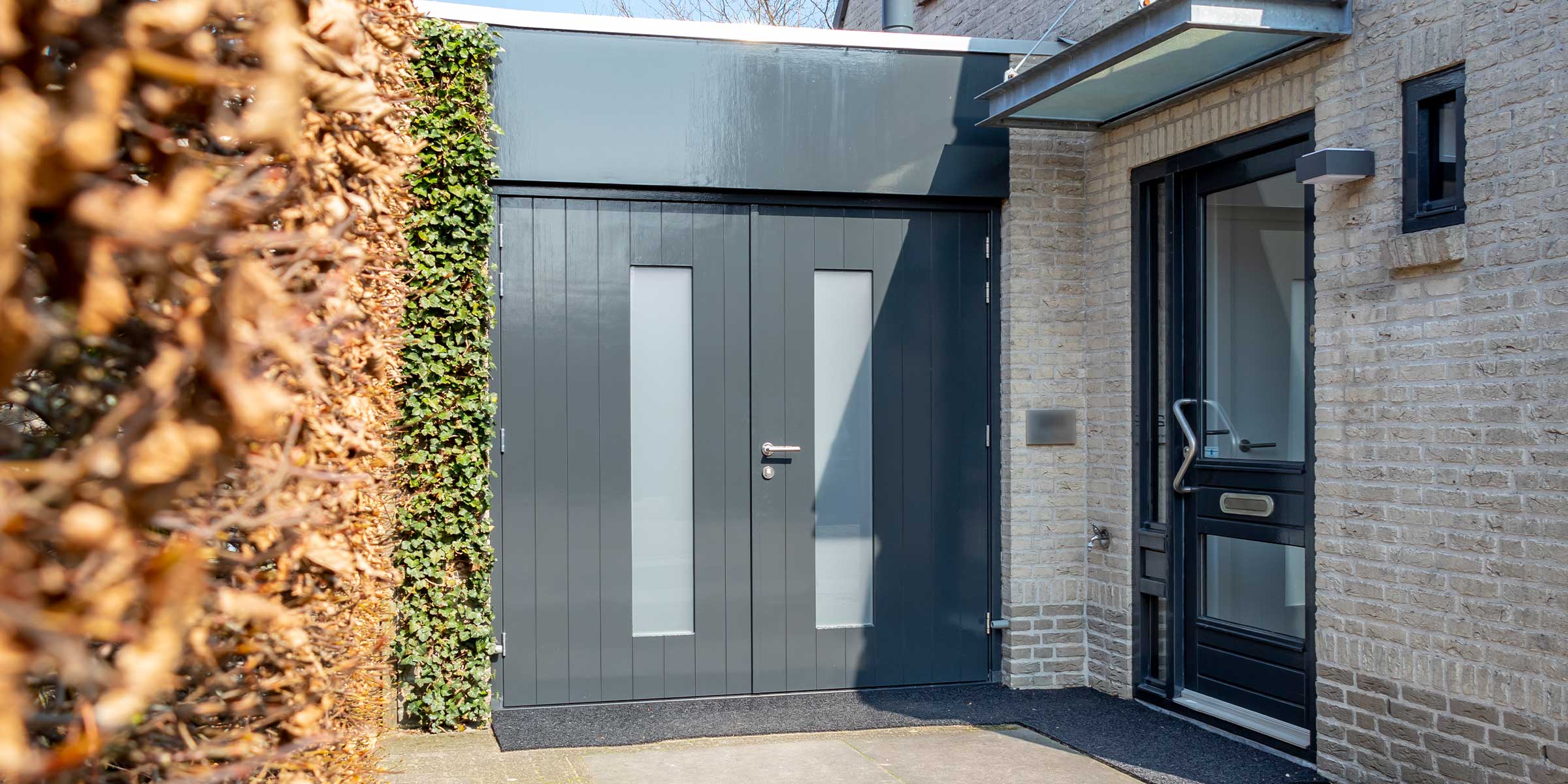 Houten garagedeur met glas