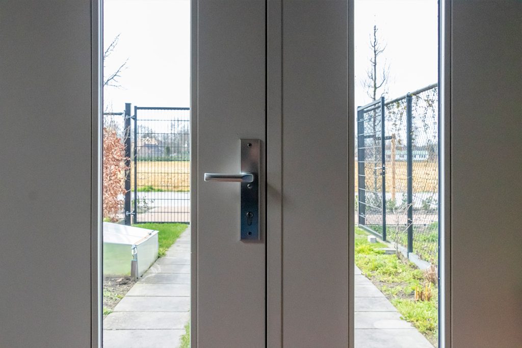 Houten garagedeur met glas