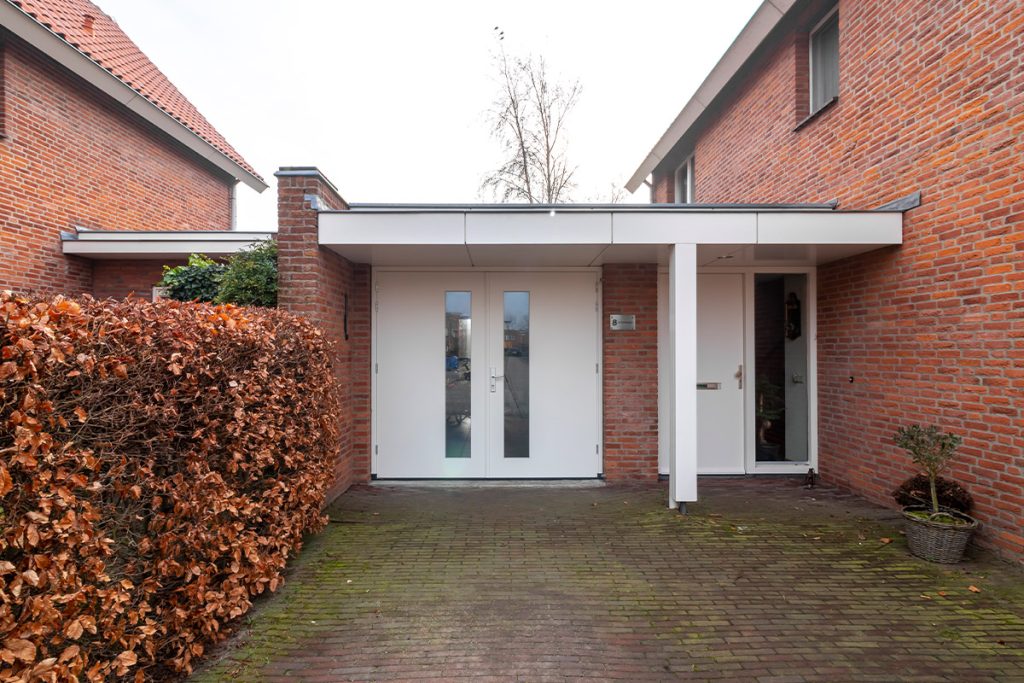 Houten garagedeur met glas