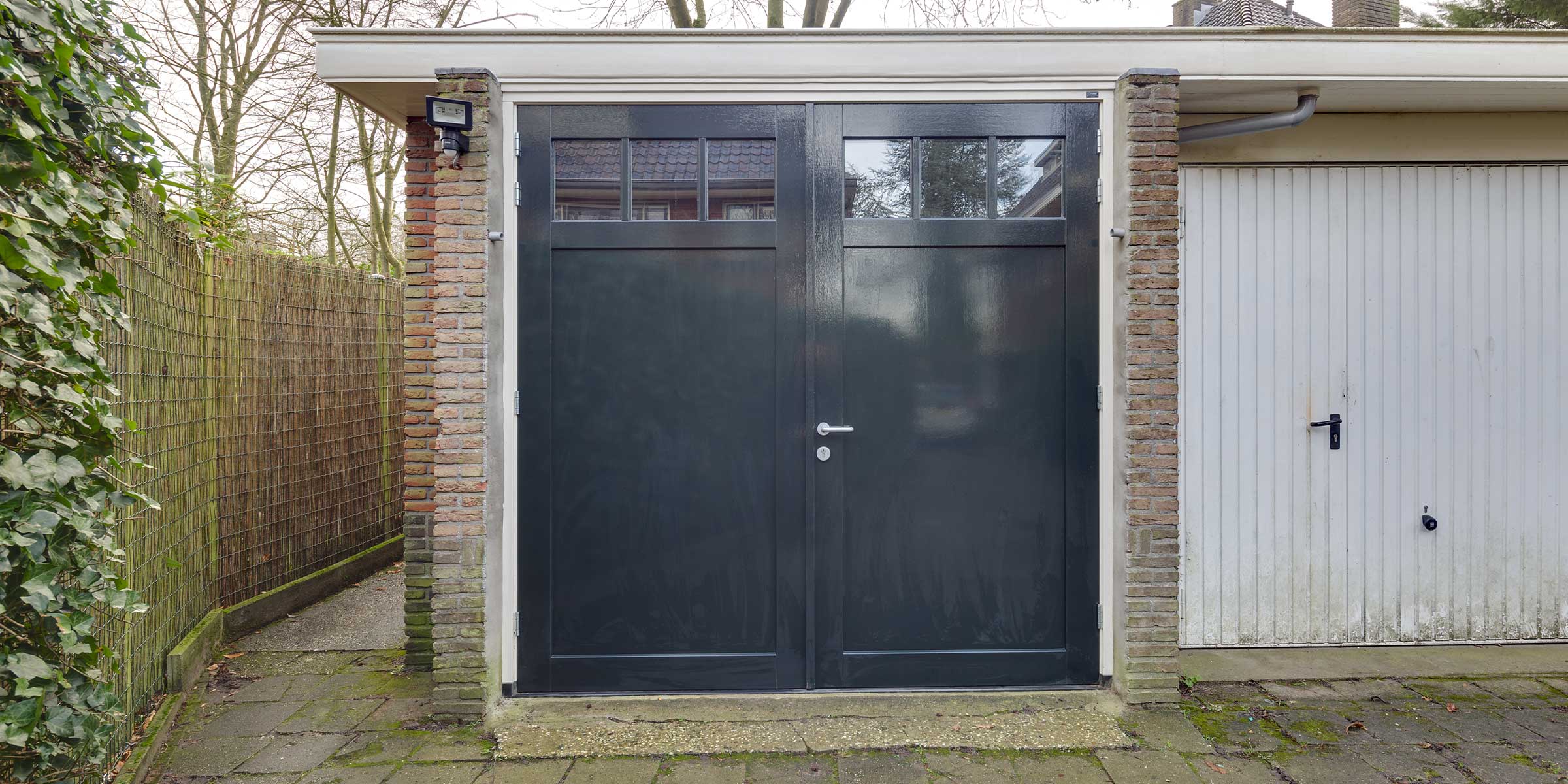 Houten garagedeur met glas