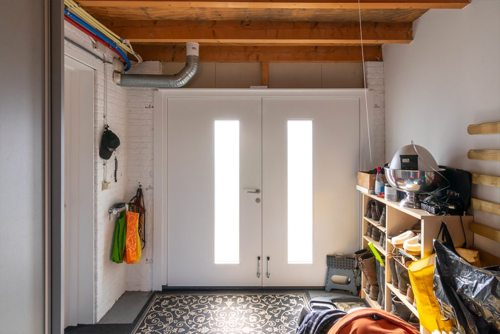 Houten garagedeur met glas