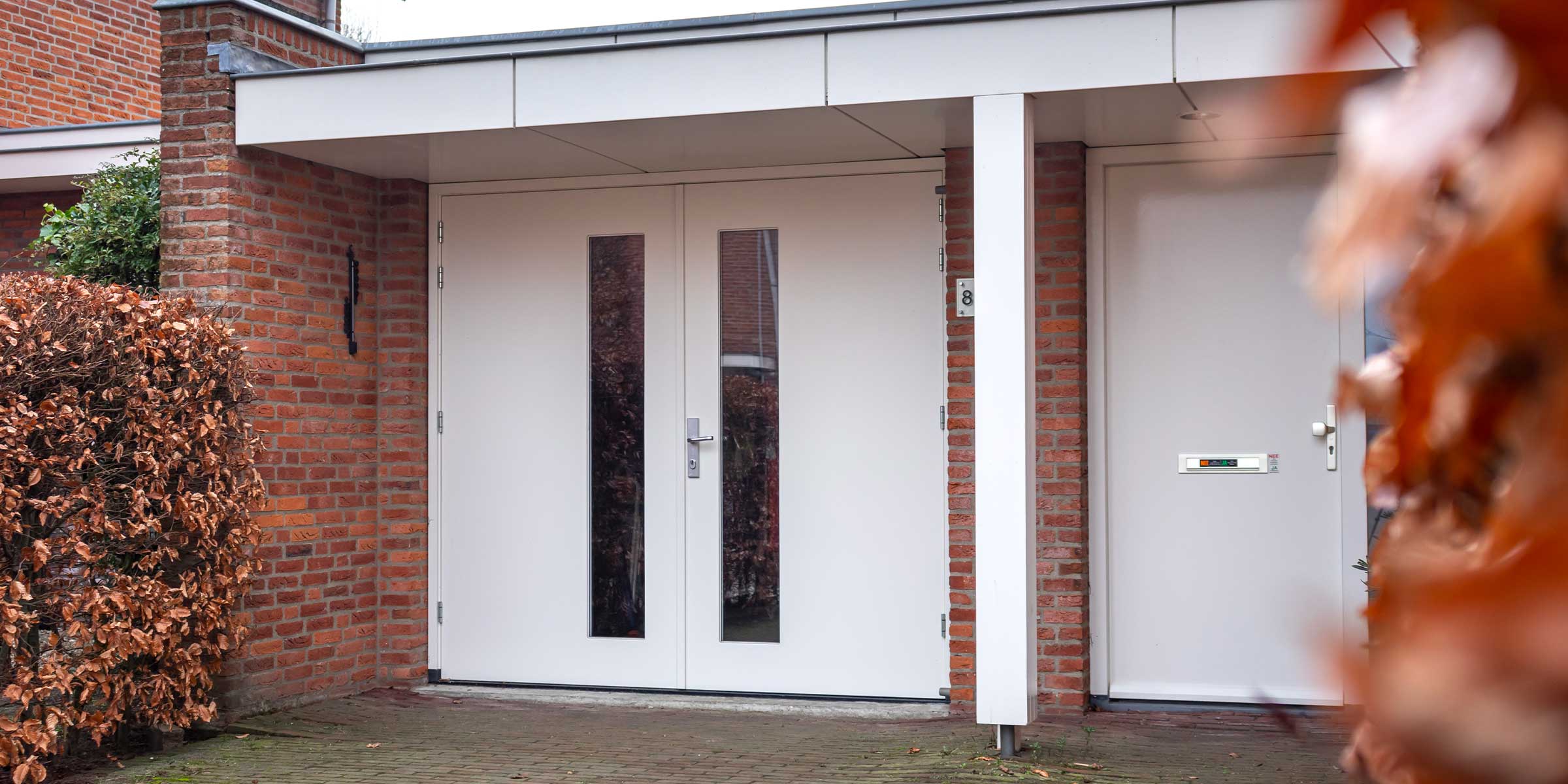 Witte houten openslaande garagedeuren