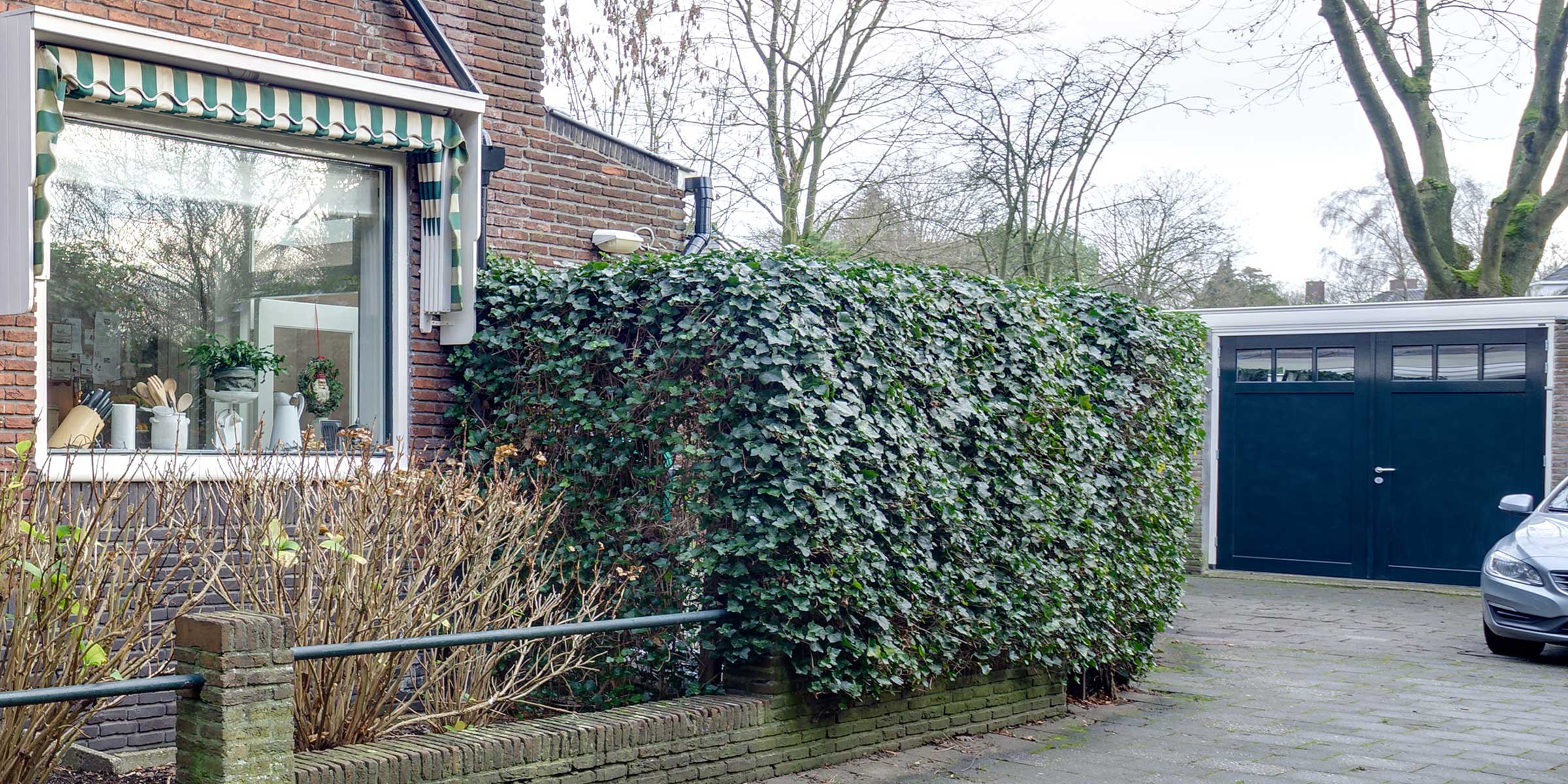 Houten garagedeur met glas