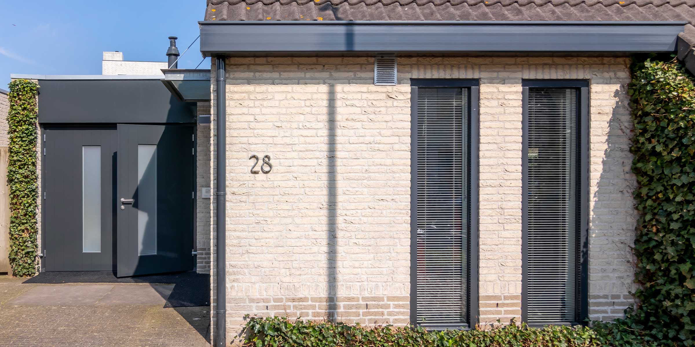 Houten garagedeur met glas