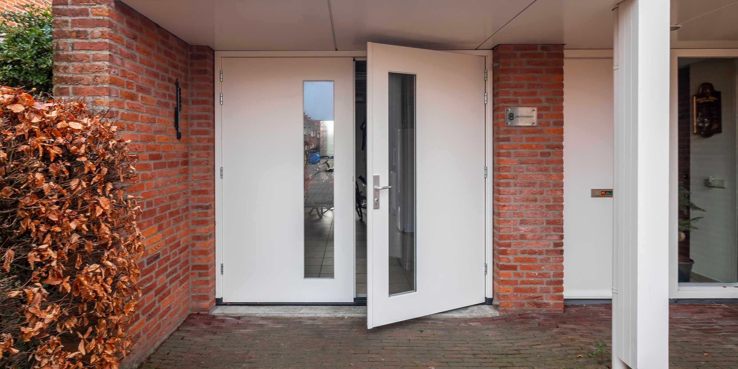 Houten garagedeur met glas