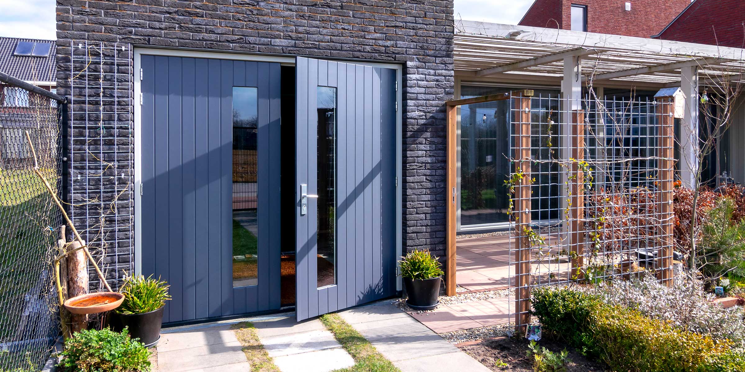 Houten garagedeur met glas