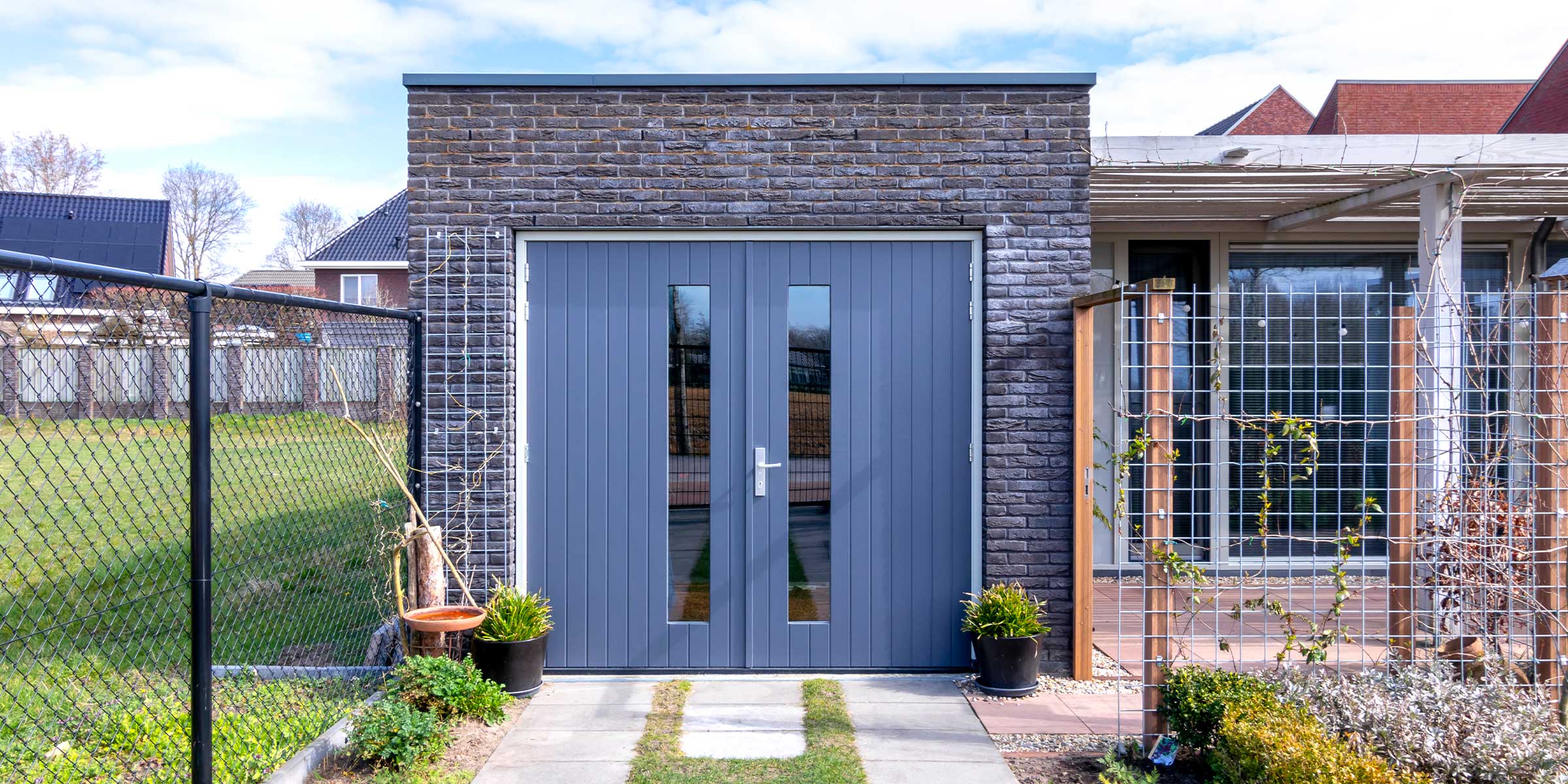 Houten garagedeur met glas