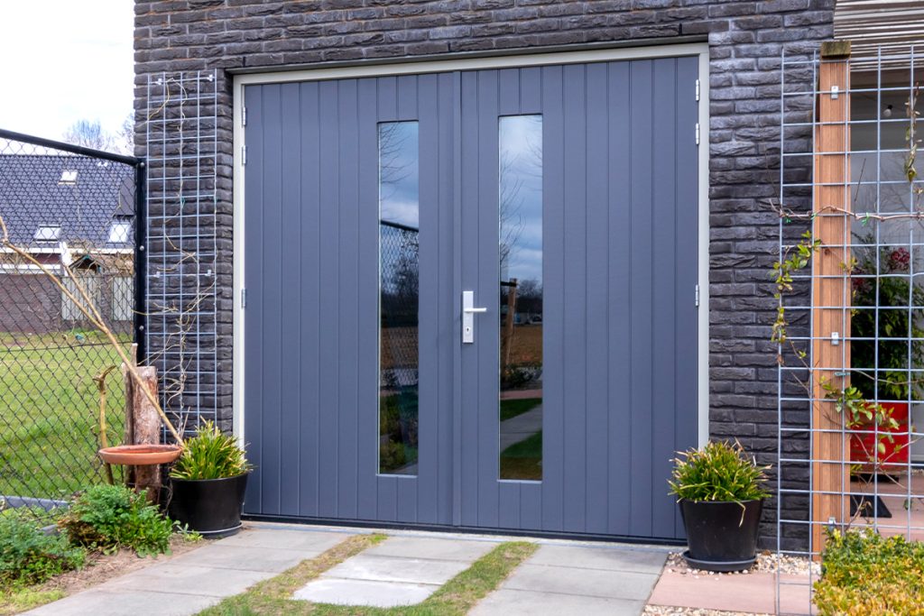 Houten garagedeur met glas