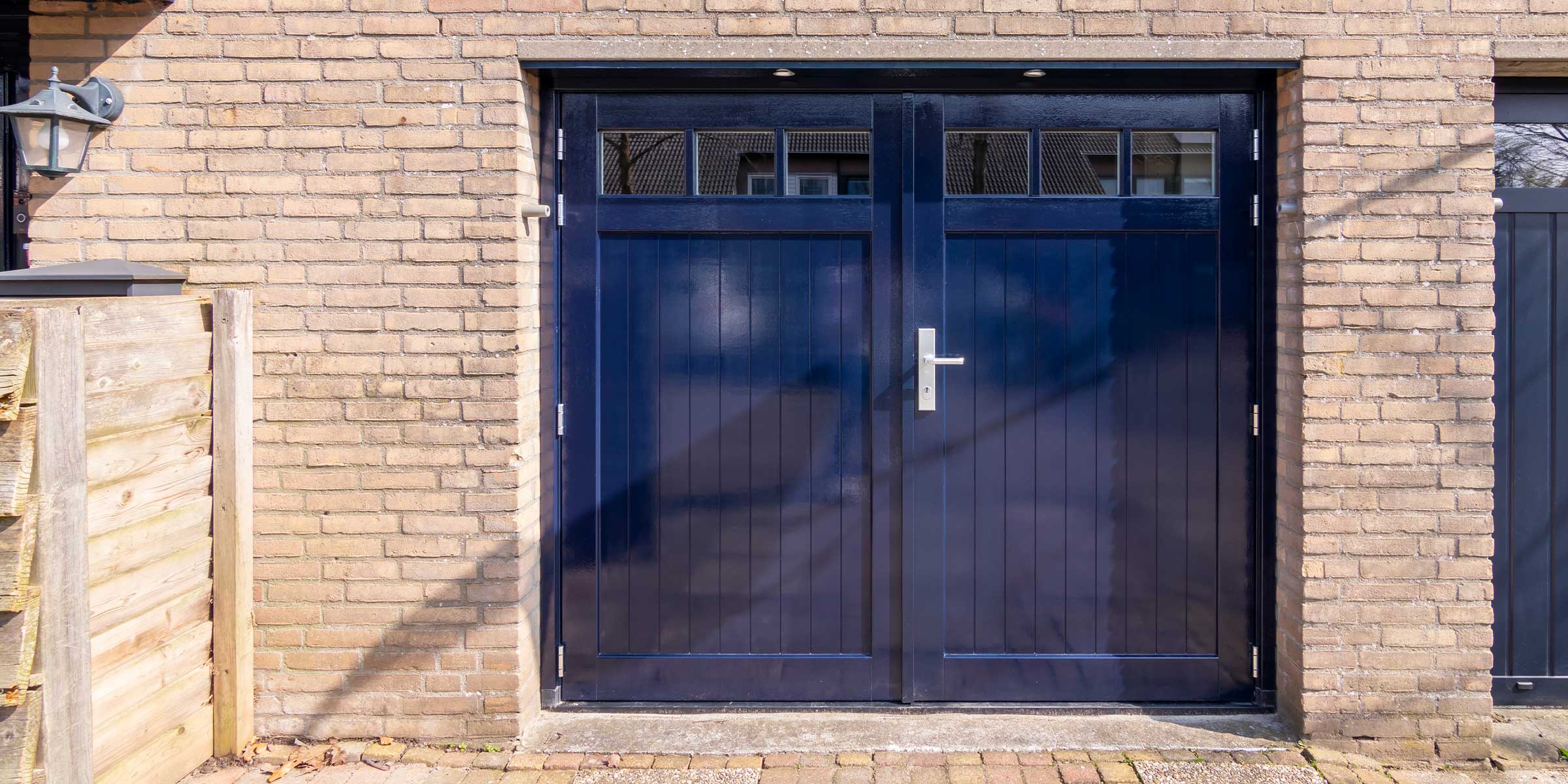 Houten garagedeur met raampjes