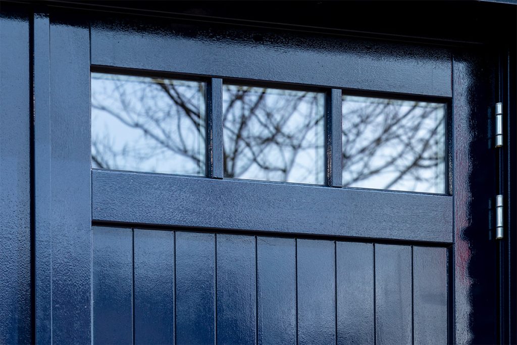 Houten garagedeur met raampjes