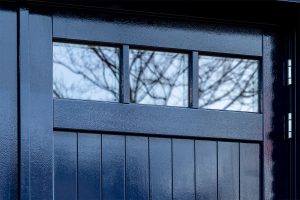 Houten garagedeur met raampjes