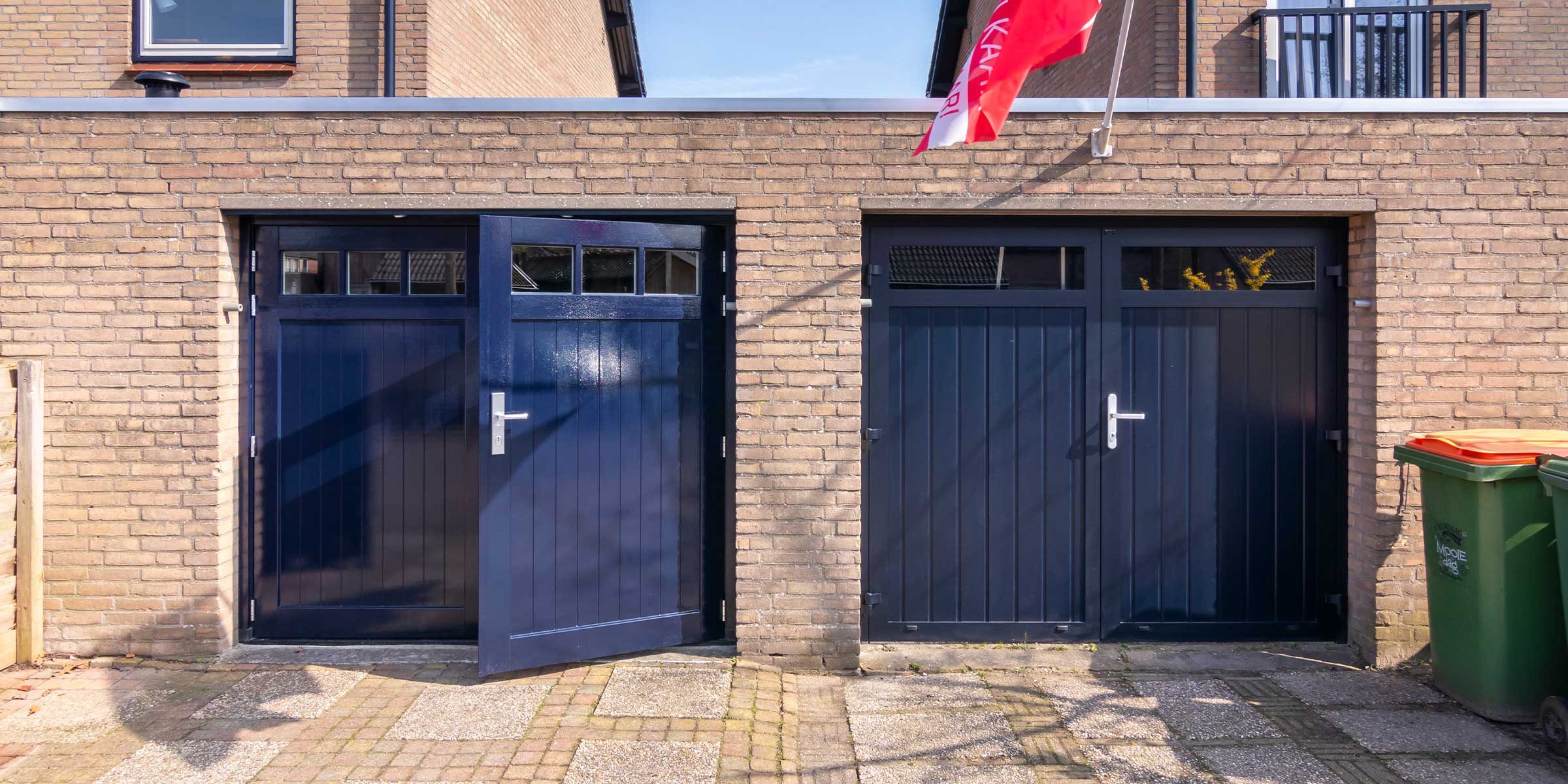 Houten garagedeur met raampjes