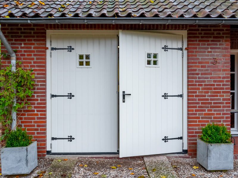 Houten garagedeur met sierhengen