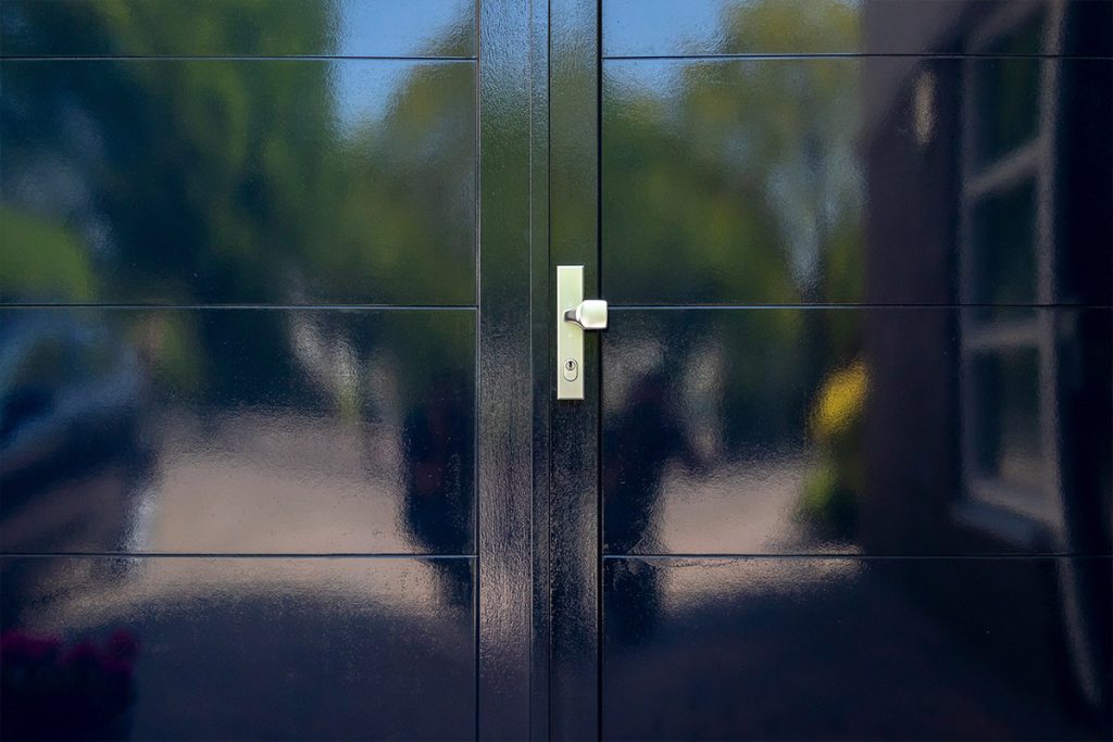 Houten garagedeur openslaand