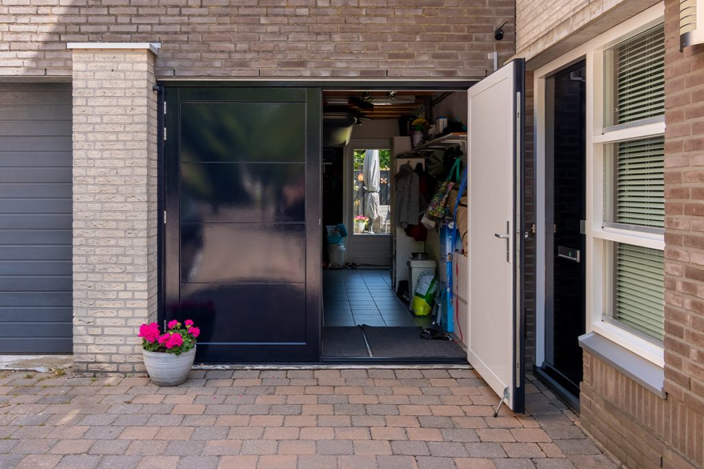Houten garagedeur openslaand
