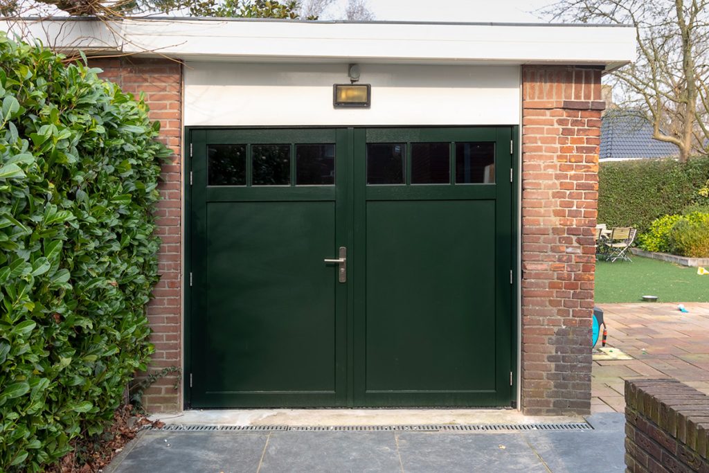 Houten openslaande garagedeur grachtengroen