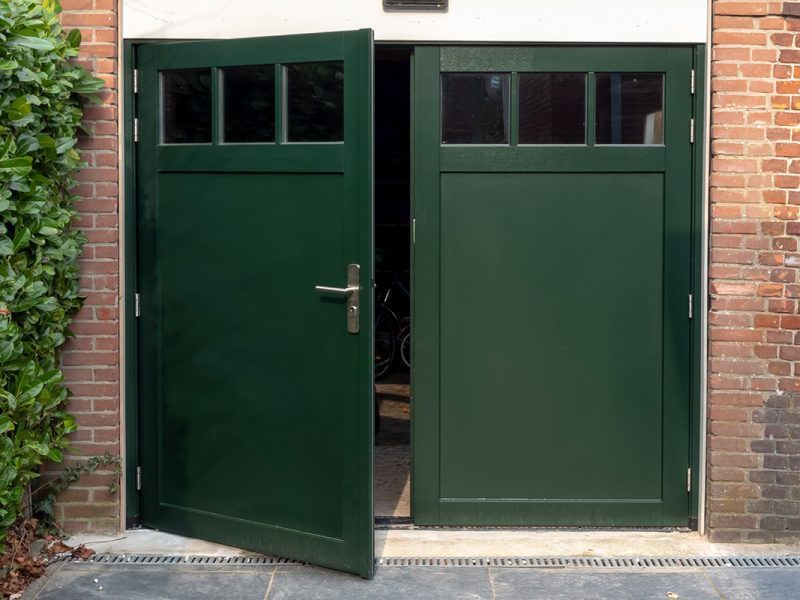 Houten openslaande garagedeur jaren'30 woning