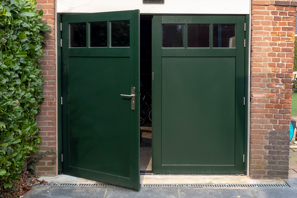 Houten openslaande garagedeur jaren'30 woning Houten openslaande garagedeur jaren'30 woning