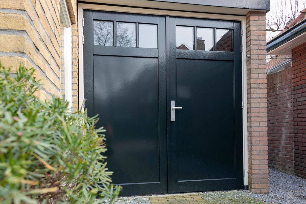 Houten openslaande garagedeur klassieke stijl