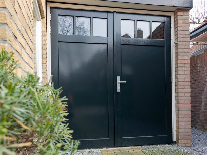 Houten openslaande garagedeur klassieke stijl
