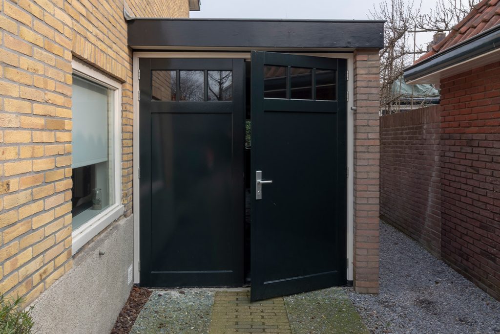 Houten openslaande garagedeur klassieke stijl