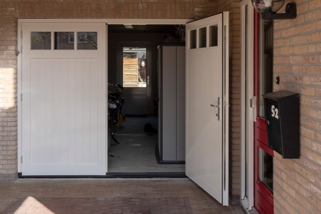 Houten openslaande garagedeur met glas