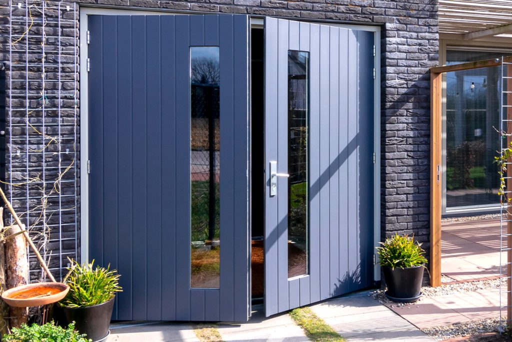 Houten openslaande garagedeur met glas