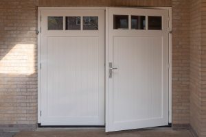 Houten openslaande garagedeur met glas