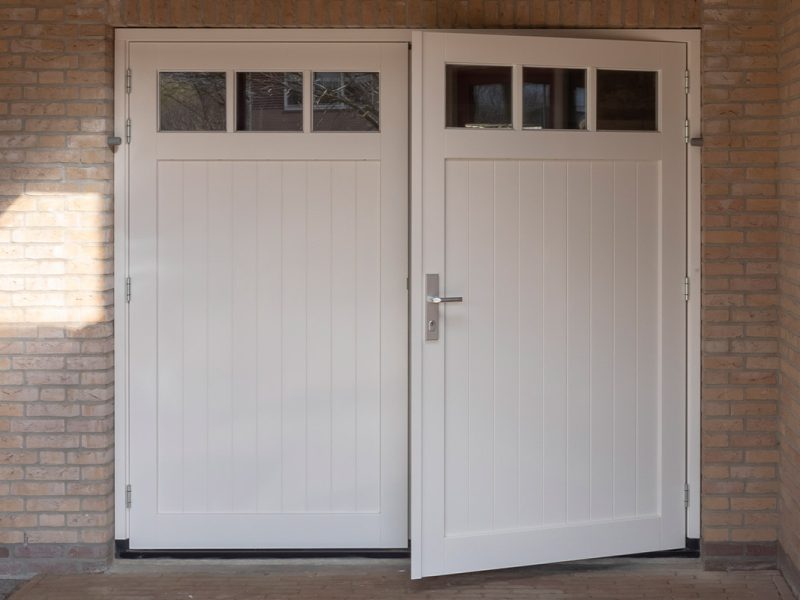 Houten openslaande garagedeur met glas