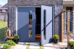 Houten openslaande garagedeur met glas (2)