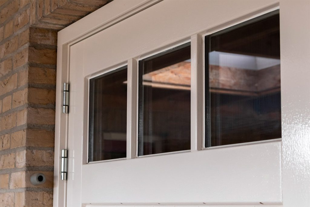 Houten openslaande garagedeur met raampjes