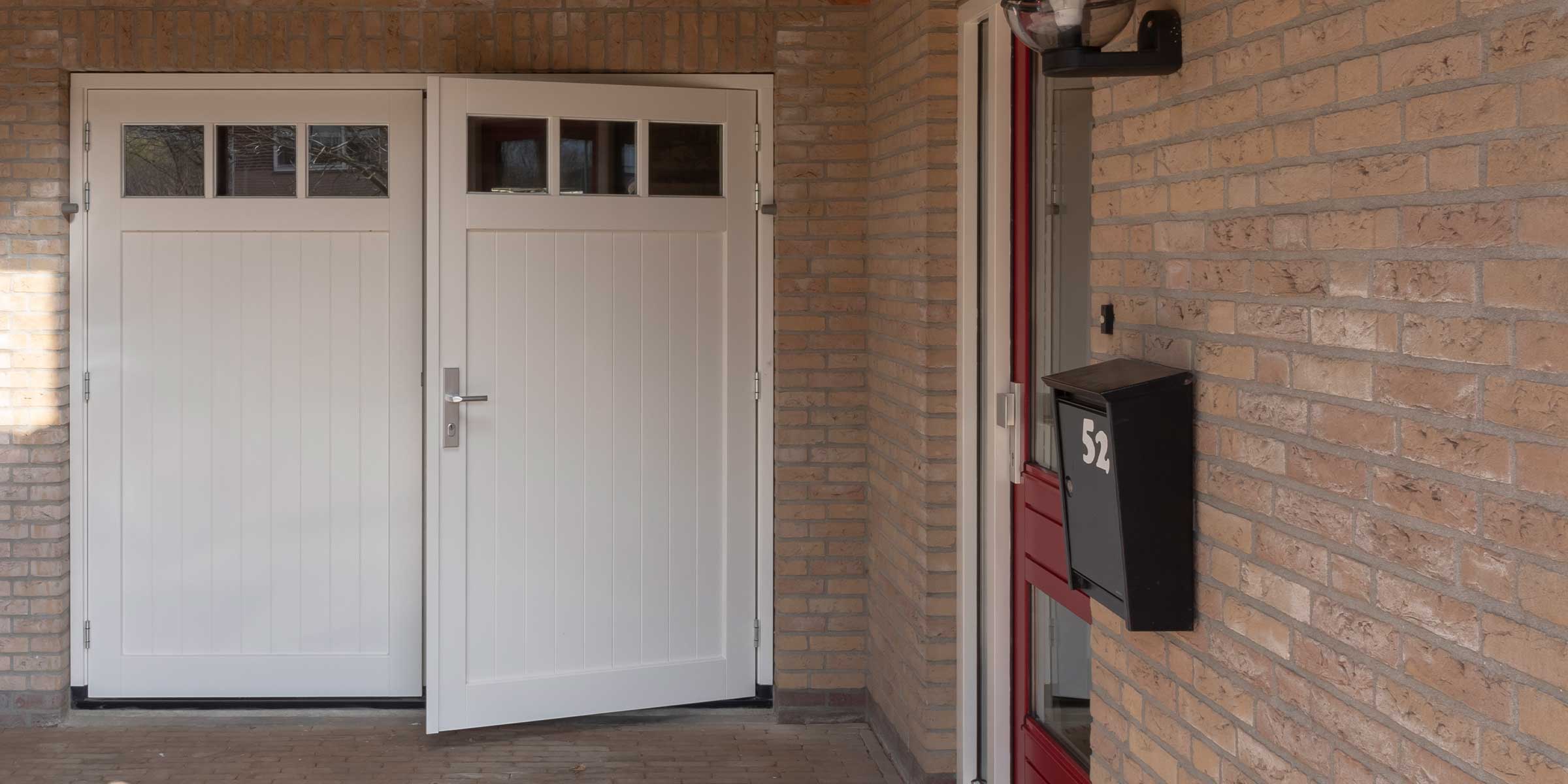 Houten openslaande garagedeur met raampjes