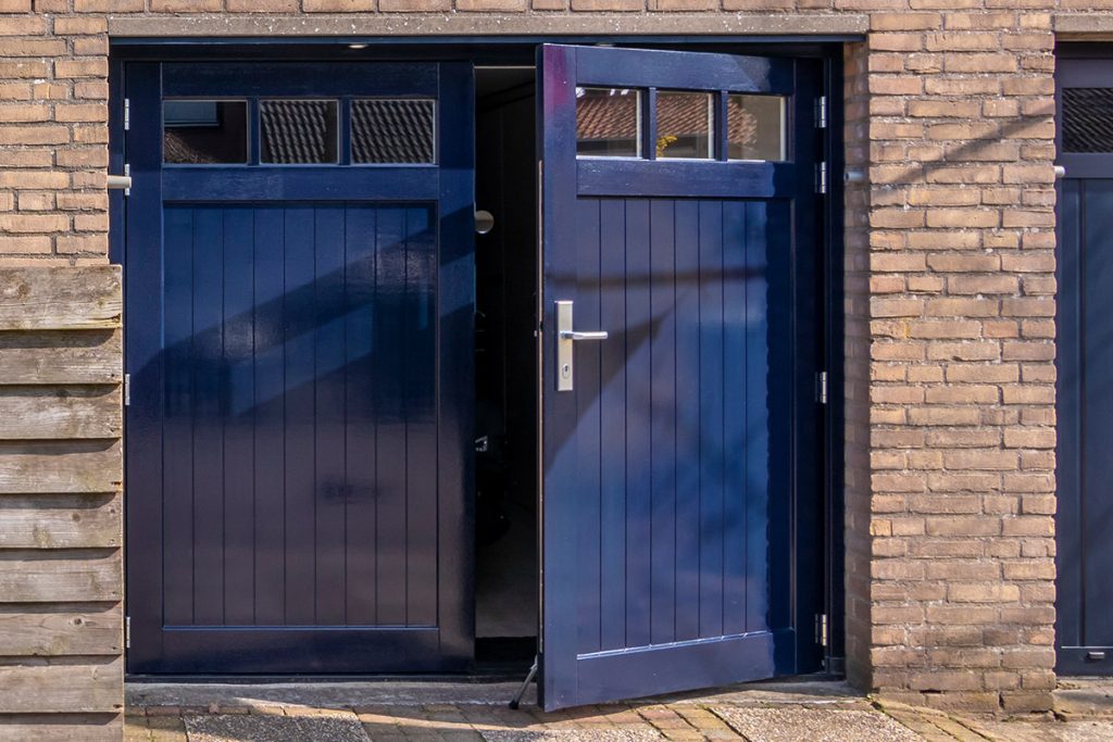 Houten openslaande garagedeur met raampjes