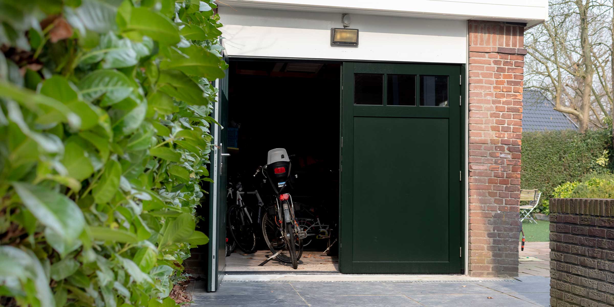 Houten openslaande garagedeur jaren'30 woning