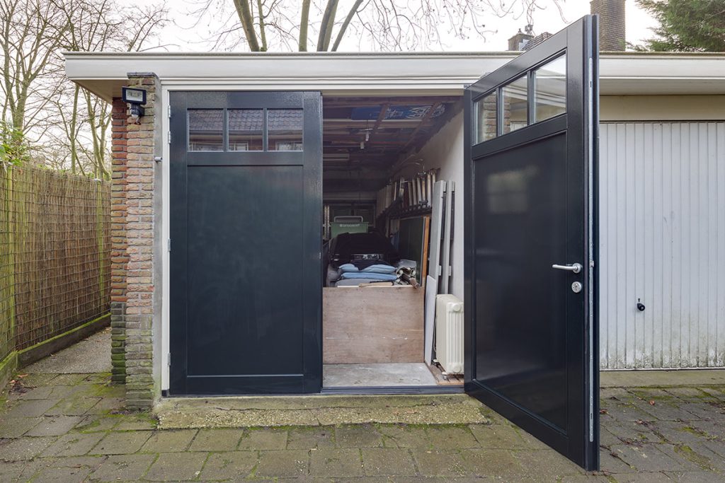 Houten openslaande garagedeur met raampjes