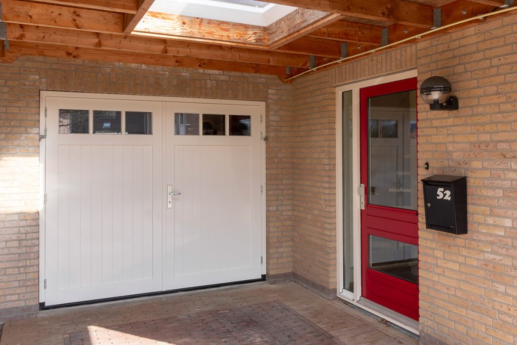 Houten openslaande garagedeur met raampjes