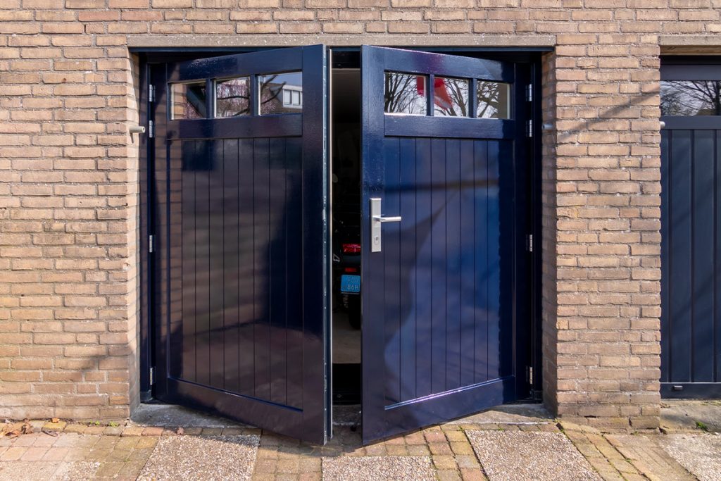 Houten openslaande garagedeur met raampjes