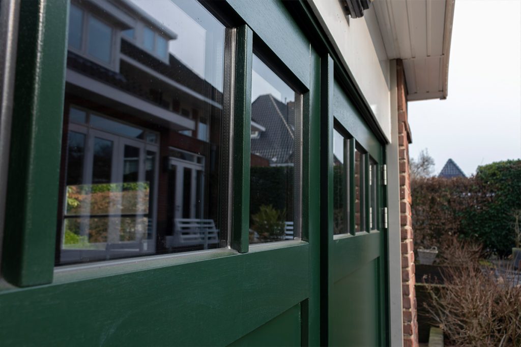 Houten openslaande garagedeur met raampjes
