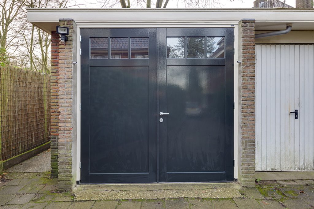 Houten openslaande garagedeur met raampjes