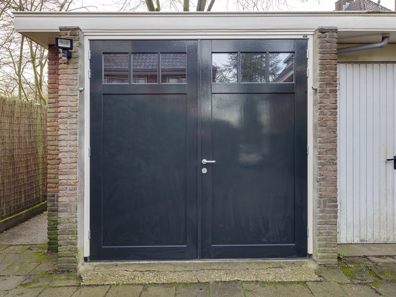Houten openslaande garagedeur met raampjes