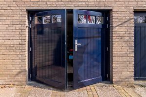 Houten openslaande garagedeur met raampjes