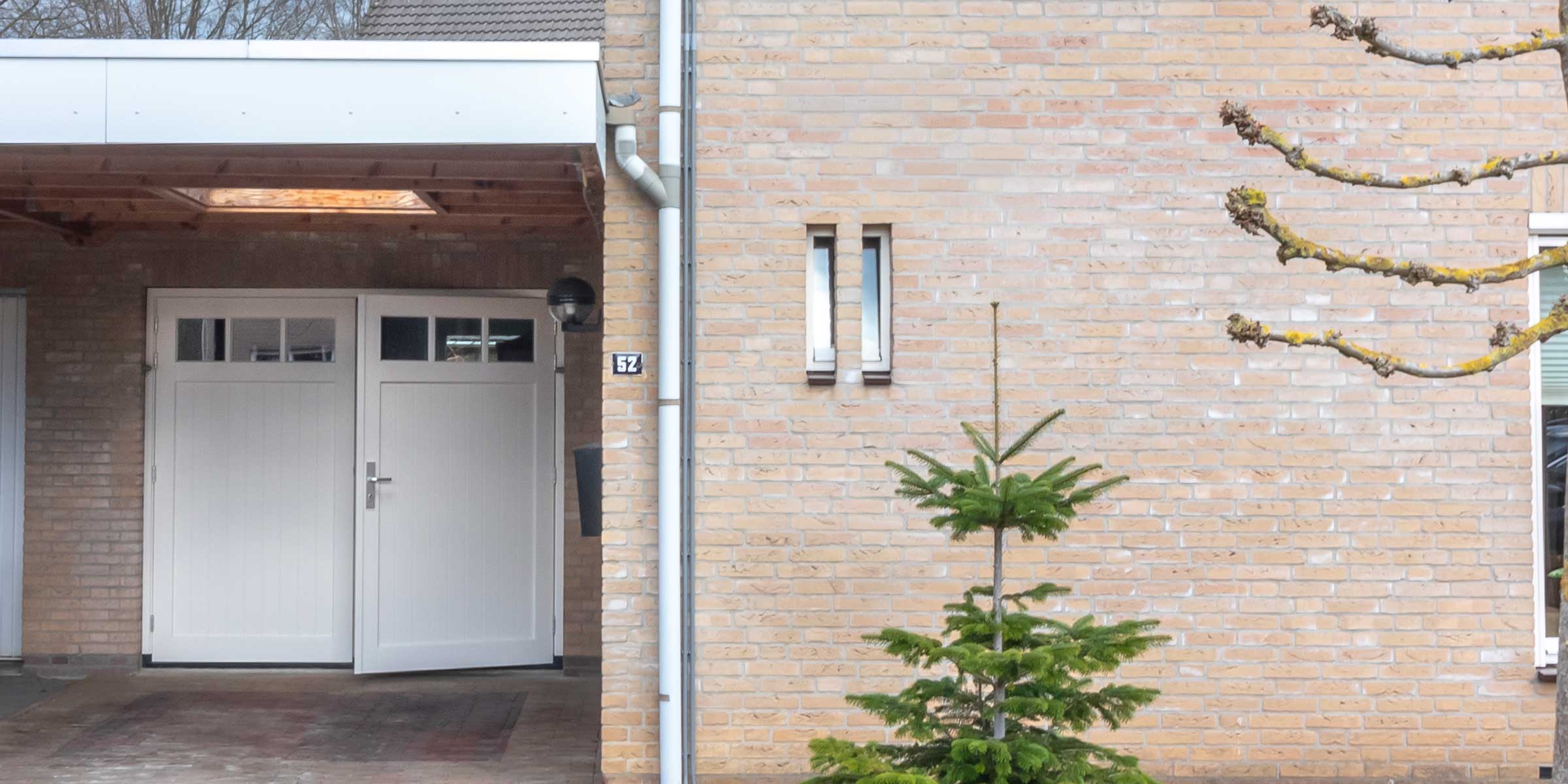 Houten openslaande garagedeur met raampjes