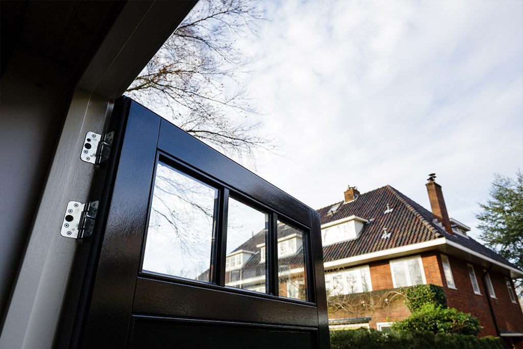 Houten openslaande garagedeur met raampjes