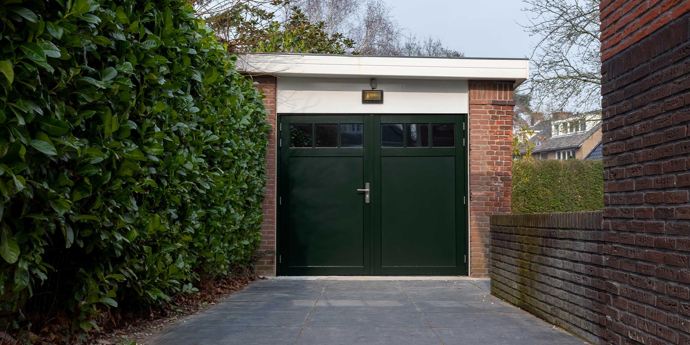 Houten openslaande garagedeur met raampjes