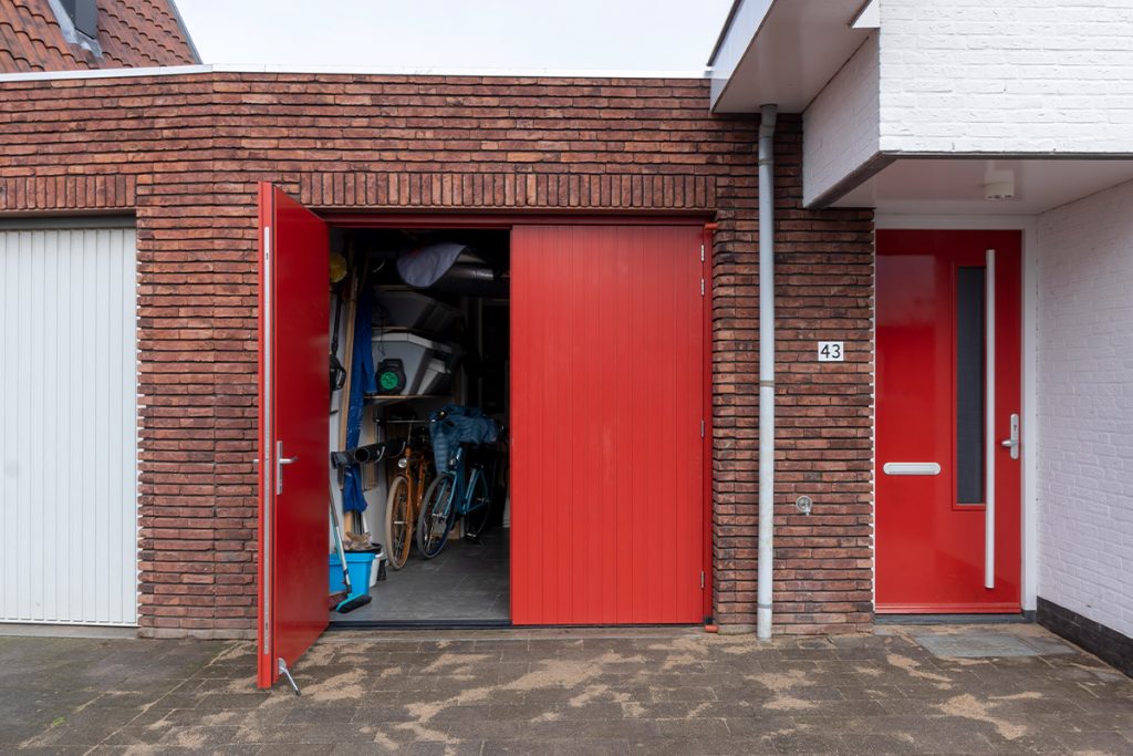 Houten openslaande garagedeur rood