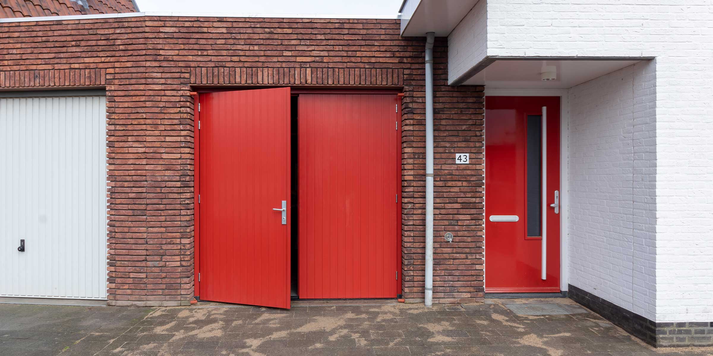 Houten openslaande garagedeur rood