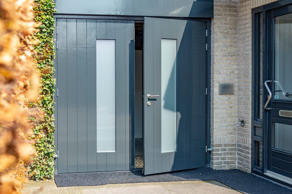 Houten openslaande garagedeur verticaal melkglas