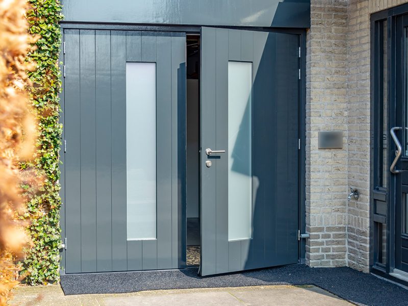 Houten openslaande garagedeur verticaal melkglas