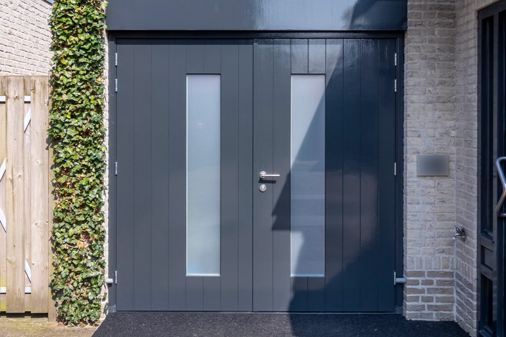 Houten openslaande garagedeur verticaal melkglas
