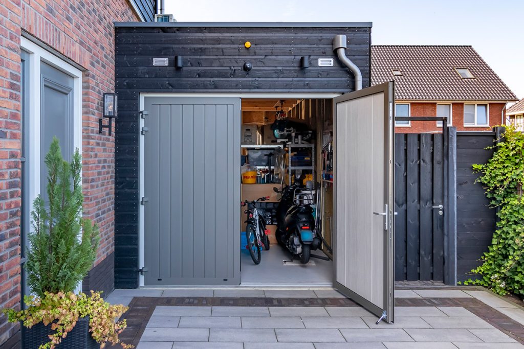 Moderne openslaande garagedeuren